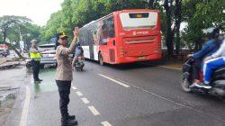 Pelayanan Pagi Restro Tangerang Kota Polisi Lakukan Pengaturan Lalu Lintas di jalan jalan padat lalu lintas