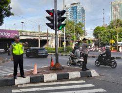 Pastikan Arus Lalu Lintas Pagi Lancar, Personel Polsek Metro Tanah Abang dan Lalu Lintas Gatur di TL Pejompongan Raya