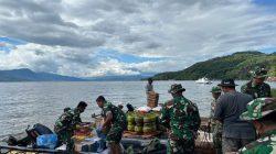 Banjir Putuskan Akses, TNI Tempuh 12 Mil Lalui Danau Singkarak Salurkan Bantuan