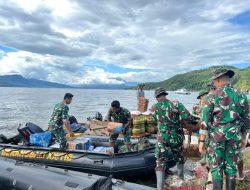 Banjir Putuskan Akses, TNI Tempuh 12 Mil Lalui Danau Singkarak Salurkan Bantuan