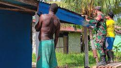 Babinsa Mapurujaya Gelar Komsos dan Bantu Warga Bangun Rumah di Kampung Hiripau